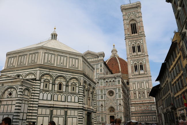 ciao!<br /><br />今年の夏休み旅行は、娘の進学祝いとママお疲れ様！を兼ね、<br />イタリア縦断の旅（１０日間）としました。<br /><br />イタリアの魅力は一言では言い表せませんが、紀元前７５３年<br />とされる建国から始まり、王政国家、共和制国家を経てローマ<br />帝国、イタリア王国から共和国へと幾多の歴史的変遷を繰り返<br />し現在に至っています。<br /><br />そのさまざまな時代に残されたイタリア全土にわたる遺跡や建<br />造物、そしてルネッサンス時代の芸術品など、歴史や文化と触<br />れ合い、美味しいイタリア料理を食し、そして良く歩く旅とな<br />りました。<br /><br />塩野七生ファンとして予習も万全です。今回も、行きたいとこ<br />ろを巡り、時間配分も自由となる「個人手配旅行」とし「彩パ<br />パツアコン」引率の旅となりました。<br /><br />最後までお付き合いいただければ幸いです。<br /><br />ローマ、フィレンツェ、ベネチア、ミラノ編とアップする予定<br />ですが、４トラの各エリアカテゴリに徐々にアップしていきた<br />いと思います。<br /><br />☆旅程は以下となります♪<br /><br />■往路（東京→パリ乗継→ローマ）<br /><br />10Sep2016 JL045 HND10:35/CDG16:10 ﾌｧｰｽﾄﾌﾗｽ(AWD)<br /> AF9840 CDG18:25/FCO20:30 ｴｺﾉﾐｰｸﾗｽ<br />----------------------------------------------------<br />★ローマ３泊 UNAﾎﾃﾙﾛｰﾏ<br />-----------------------------------------------------　<br />陸路移動 13Sep2016　<br />italo9992 ROMA TER.13:15/14:46 FIRENZE S.M Prima <br />-----------------------------------------------------<br />★フィレンツェ２泊　HOTEL EXECTIVE<br />-----------------------------------------------------　<br />陸路移動 15Sep2016<br />italo9984 FIRENZE S.M 11:54/VENEZIA S.L 14:00 Prima <br />-----------------------------------------------------<br />★ベネチア２泊　ﾋﾙﾄﾝ ﾓﾘﾉｽﾃｨｯｷｰﾍﾞﾆｽ <br />-----------------------------------------------------　<br />陸路移動 17Sep2016<br />Frecciarossa 9714 VENEZIA S.L10:50/13:25Milano C.Premiam<br />-----------------------------------------------------<br />★ミラノ１泊　ｴｸｾﾙｼｵｰﾙｶﾞﾘｱﾗｸﾞｼﾞｭｱﾘｰｺﾚｸｼｮﾝ <br />-----------------------------------------------------　<br /><br />■往路（ミラノ→パリ乗継→東京）<br /><br />　 18Sep2016 AF9701 LIN 12:55/CDG14:25 ｴｺﾉﾐｰｸﾗｽ <br />　 18Sep2016 JL046　CDG 20:30/HND (19)15:25 ﾌｧｰｽﾄｸﾗｽ(AWD)<br /><br /><br />①イタリア歴史探訪の旅（羽田－＞ローマ到着編）<br />　⇒http://4travel.jp/travelogue/11172436<br /><br />②イタリア歴史探訪の旅（ローマ滞在２日目）<br />　⇒http://4travel.jp/travelogue/11173129<br /><br />③イタリア歴史探訪の旅（ローマ滞在３日目）<br />　⇒http://4travel.jp/travelogue/11176267<br /><br />④イタリア歴史探訪の旅（ローマ滞在４日目：フィレンツェ移動）<br />　⇒http://4travel.jp/travelogue/11177078<br /><br />⑥イタリア歴史探訪の旅（フィレンツェ滞在２日目）<br />　⇒http://4travel.jp/travelogue/11179899<br /><br />⑦イタリア歴史探訪の旅（フィレンツェ滞在３日目：ヴェネツィア移動）<br />　⇒http://4travel.jp/travelogue/11182070<br /><br />⑧イタリア歴史探訪の旅（ヴェネツィア滞在２日目）<br />　⇒http://4travel.jp/travelogue/11186861<br /><br />⑨イタリア歴史探訪の旅（ヴェネツィア滞在３日目：ミラノ移動）<br />　⇒http://4travel.jp/travelogue/11189801<br /><br />⑩イタリア歴史探訪の旅（ミラノ滞在１日目）<br />　⇒http://4travel.jp/travelogue/11191206<br /><br />⑪イタリア歴史探訪の旅（ミラノ滞在２日目～帰国）<br />　⇒http://4travel.jp/travelogue/11203979