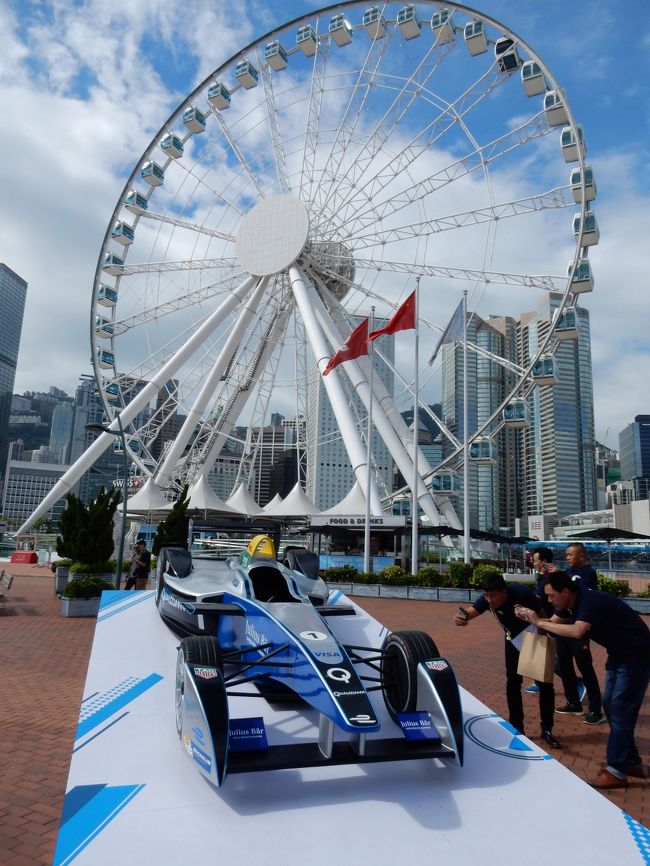 １０月の３連休を使い、香港で開催された電気自動車のＦ１「フォーミュラＥ」の開幕戦を観戦しました。<br /><br />フォーミュラＥはコンパクトな開催で、予選から決勝まで１日で開催されます。正直電気自動車だしそんなに速くないのでは、と思ってたので、フリー走行で初めて見たフォーミュラカーの速さにはビックリ。<br /><br />そして道幅が狭いのとエネルギーマネージメントで順位が入れ替わりやすいレースのため、Ｆ１よりエキサイティングなのも素晴らしい点です。<br /><br />来年も開催されたら見に行きたいです。