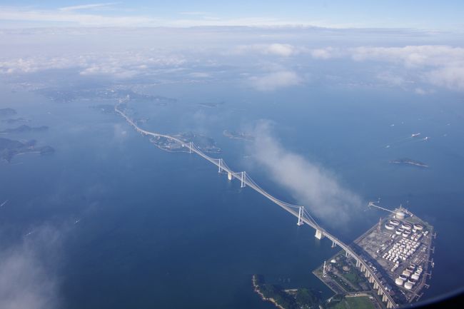 台風17号の影響で午後からの便の欠航が決まり、ドキドキしながら空港へと向かいました。<br /><br />ホテルの方の話ではJALは便数が多いので意外と欠航が少ないそうな。<br /><br />でも、高松からの沖縄便はANAのみなんですよね。<br /><br />無事に予定通りに帰宅出来てホッとしました。<br /><br />表紙は機内から綺麗に見えた瀬戸大橋です。