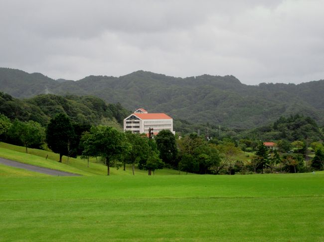 秋の千葉県・鴨川カントリークラブで1泊2プレーしました。<br /><br />初日は小雨でのプレーでした。<br />2日目の早朝は、ヤヤ肌寒い出だしでしたが、プレーには、<br />丁度良かった日和となりました。<br />季節の代わり目を感じるプレー日でした。