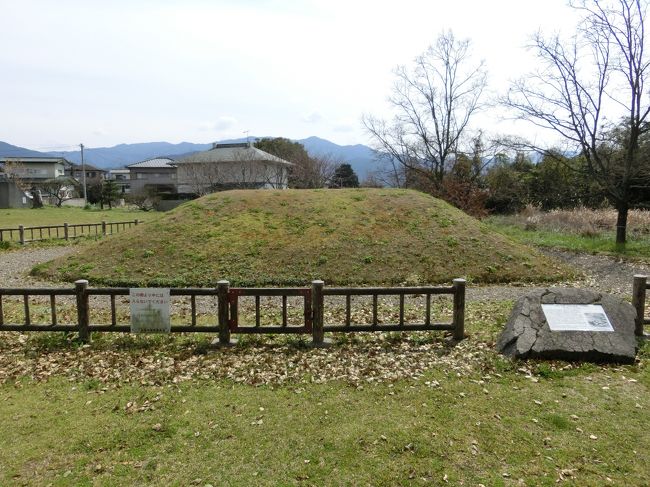 「平原遺跡」は「糸島市」にある「昭和４０年（１９６５年）」に発見され「福岡県平原方形周溝墓出土品（国宝）」が出土した「弥生時代から古墳時代築造と考えられる５基の古墳から構成される遺跡」です。<br /><br />写真は「割竹形木棺の埋納」が検出されている「平原弥生古墳（方形周溝墓）」です。