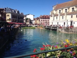 スイス国境に近い町アヌシーに行ってきました。<br />８月の終わりごろでしたが暖かく綺麗な景色を<br />楽しませていただきました。<br /><br />You Tubeにて南仏の町を紹介しています<br />https://www.youtube.com/channel/UCIbijWRfb-T2_MYWjJtu-kw<br /><br /> Instagramにてライブ発信もしております。アーカイブでもご覧いただけます.<br />https://www.instagram.com/provence_travel/
