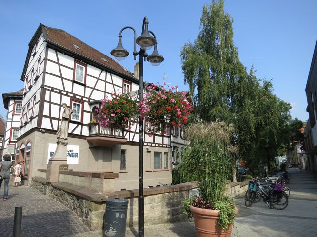 2016年9月15日（木）　Bensheim　ベンスハイム♪<br />何度足を運んでも良いと思える街、　Bensheim　ベンスハイム(*^_^*)<br /><br />『ベルクシュトラーセ・ワイン祭』<br />ドイツ全域で広く知られているベルクシュトラーセ・ワイン祭♪<br />9月の第1週末に市の中心部の全域を使って開催されるようです。<br />花火なども打ち上げるようでこのお祭りに参加したいのですが、<br />タイミングが合わず･･･いつか絶対、見てみたいと思います☆<br /><br />