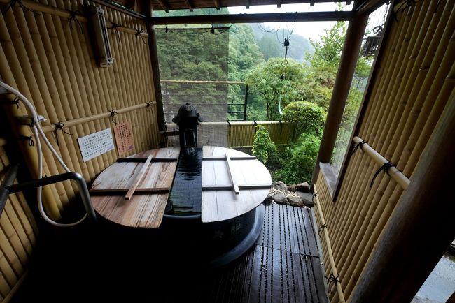 今回，川浦温泉山県館に宿泊する機会を得た．仕事が立て込んでいたので，午後から車で行って，翌日朝に帰って午後から仕事というスケジュール．ずっと雨がひどかったのでそれでも良かったと思う．温泉はとてもよかった．部屋は露天ぶろ付きのバリアフリーの部屋．二部屋あるので4人でもゆっくりと寝ることができる．夕食はまあまあ．もう少し山らしい食事でも良いと思ったが，ヤマメの塩焼きなどおいしかった．朝食は少々物足りない．メインが卵焼きでは．．．壱岐で素晴らしい朝食を食べてきた後なので余計に見劣りがした．<br />あわただしい一泊二日だったが，久しぶりの山の温泉，良かったと思う．<br />この部屋4人で，宿前日で90000円だった．部屋としては良かったので妥当な料金と思う．