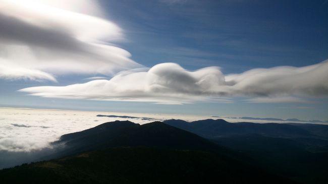 年の瀬にグアダラマ山脈で登り納めをしてきました。<br /><br />登ったのは、グアダラマの中でもセゴビア県に属するモントン・デ・トリゴ山。<br />「山積みの麦」という名が示すように、特にマドリード側から見るときれいな円錐型をしています。<br /><br />この時季には綺麗な雪景色を見られるのが常ですが、今回は雪はほとんどなく、代わりに色々な形の雲が楽しめました。