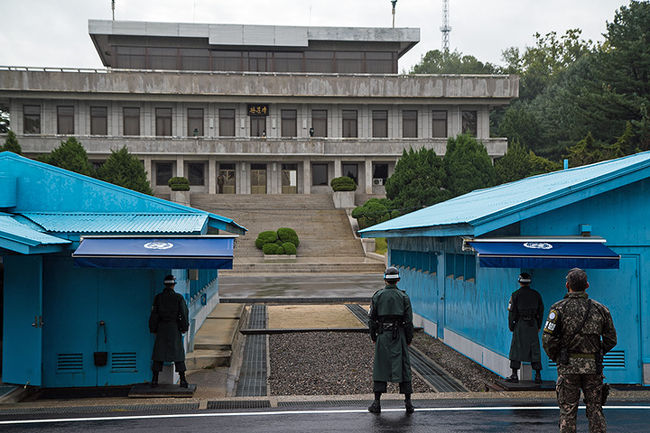 韓国旅行、四日目(9月27日(火))<br /><br />今日はこの旅行最大の目的、板門店ツアーに参加する。<br /><br />韓国は現在休戦状態。まだ終戦ではない。<br />ソウルからほんの数十キロ先に世界で多分唯一のDMZ(非武装地帯)があり、板門店では敵国とにらみ合っている。<br />どんなんだろう。近くて遠い国、板門店でその北朝鮮が見られるこのツアーに、ソウルを行くことに決めてから真っ先に参加するようガイドブックなどを調べた。<br /><br />ここは、韓国人は行けないらしい。外国人のみで、しかもツアーでないと行けない。<br />しかもそのツアー催行日も曜日が決められていて、更に訓練とかVIPが来訪するときはツアーがないらしい。実際、この9月27日の週はこの日だけツアーが催行されるとのことで、次の週に至っては一日もないという貴重なツアーだ。<br /><br />地球の歩き方にはツアー会社が4社あったが、その中で唯一、烏頭山(オドサン)展望台から北朝鮮を見ることができるルートを組んでいる、板門店トラベルセンターで予約した。<br />この板門店トラベルセンターはホームページを開設しているがホームページからの予約ができなかったので、ホームページでツアー催行日を確認してメール平文でやり取りした。すべて英語だった。<br />氏名はもちろん、パスポート番号やクレジットカード番号、ソウルでの滞在先の電話番号、そして2日前までにリ・コンファームが必要だった。<br /><br />↓板門店トラベルセンター<br />http://www.panmunjomtour.com/<br /><br />さて待ちに待った板門店ツアー、無事に帰ってきたのか?<br /><br /><br />□ 2016年9月24日(土) 韓国旅行記2016①(博多から釜山編)<br /> http://4travel.jp/travelogue/11176982<br /><br />□ 2016年9月25日(日) 韓国旅行記2016②(シティツアーバス編)<br /> http://4travel.jp/travelogue/11177310<br /><br />□ 2016年9月26日(月) 韓国旅行記2016③(釜山からソウル移動編)<br /> http://4travel.jp/travelogue/11178054<br /><br />■ 2016年9月27日(火) 韓国旅行記2016④(板門店編)<br /> http://4travel.jp/travelogue/11179061<br /><br />□ 2016年9月28日(水) 韓国旅行記2016⑤(北村韓屋編)<br /> http://4travel.jp/travelogue/11181474<br /><br />□ 2016年9月28日(水) 韓国旅行記2016⑥(昌徳宮編)<br /> http://4travel.jp/travelogue/11181592<br /><br />□ 2016年9月29日(木) 韓国旅行記2016⑦(慶州仏国寺編)<br /> http://4travel.jp/travelogue/11183499<br /><br />□ 2016年9月29日(木) 韓国旅行記2016⑧(慶州石窟庵編)<br /> http://4travel.jp/travelogue/11183703<br /><br />□ 2016年9月30日(金) 韓国旅行記2016⑨(慶州古墳編)<br /> http://4travel.jp/travelogue/11184893<br /><br />□ 2016年9月30日(金) 韓国旅行記2016⑩(慶州から釜山移動編)<br /> http://4travel.jp/travelogue/11187454<br /><br />□ 2016年10月1日(土) 韓国旅行記2016⑪(甘川洞文化村編)<br /> http://4travel.jp/travelogue/11190082<br /><br />□ 2016年10月1日(土) 韓国旅行記2016⑫(釜山から博多編)<br /> http://4travel.jp/travelogue/11190127