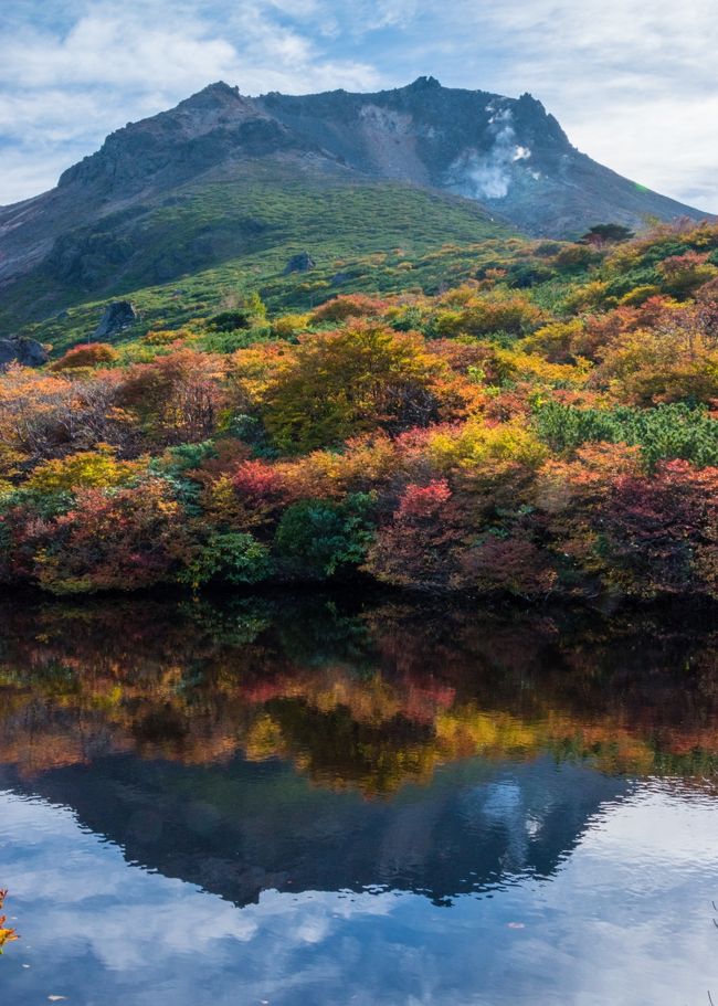 栃木県内ではいち早く紅葉が見頃となる茶臼岳姥ケ平。自宅から高速道を使わなくとも2時間弱で行けるので、ここ3年ほど毎年撮影に出掛けている。紅葉シーズンになると、ロープウェイ駅や峠の茶屋駐車場も姥ケ平への登山ルートも大混雑するので、昨年同様、前日夕方に駐車場に入り、車中泊。晴れていれば、夜中に星景写真も撮影するつもり。<br /><br />白馬方面（栂池、八方尾根）への紅葉撮影旅行記作成中だが、4traのフォロワーの方2名が姥ケ平の紅葉旅行記をアップされたので、タイミングを合わせて、今年の姥ケ平紅葉旅行記を先にアップすることにした。