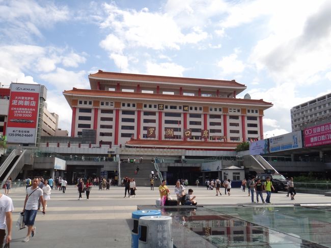中国は10月1日から建国を祝う国慶節に入り、1週間の休暇に入る。<br />そしてこの時期にみんな旅行へ出かけるため、国内外を問わず観光地はどこも尋常ではない混雑に見舞われる。<br /><br />かといって武漢に閉じこもるのもつまらない。<br />どこへ行こうか考えていると、ふと2014年に香港で起きた「雨傘運動」が頭をよぎった。<br />一般の中国人が香港へ入境するにはパーミットが必要で、なおかつ反中運動が香港で起きていたことから、「香港に行く中国人は少なく、それほど混まないのではないか」と考えた。<br /><br />そこでこの「国慶節香港穴場説」を実証すべく、深セン経由で香港へと向かった。<br />その結果はいかに、、、<br /><br />1日目は、まず香港との境にある街「深セン」へ。<br />