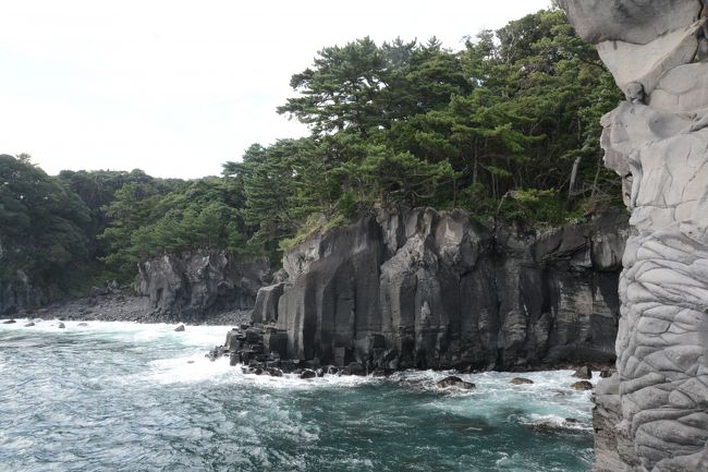 秋晴れの中、オートバイで快適に伊豆を旅するともりでしたが、今年は週末になると台風とか低気圧とかで雨降りが続きました。それでもと思い、ウェザーニューズ社（この会社の天気予報を一番信じてイマス）の天気予報とにらめっこしても時間雨量10mmという豪雨予報がありました。やむを得ずオートバイから車に変更し家内と二人で出かけました。東京を７時前に出発しました。東名高速は横浜青葉から大和トンネルまでいつもの渋滞でした。厚木から小田原厚木道路に入って平塚ＰＡで朝食を食べました。小さなＰＡですが、朝食はいつもここで食べることにしています。箱根新道に入り芦ノ湖大観IC下車、Mazdaターンパイクを少し通って剣道20号線へ。濃霧のため何も景色は見えませんでした。十国峠レストハウスで休憩。濃霧と雨のためロープウェイに乗る人は誰もいませんでした。休憩後は「酪農王国オラッチェ」を目指し細く曲がりくねった道を走行。現在地がどこで、どの道を走っているのかわからなくなりました。ナビだけが頼りで無事「酪農王国オラッテ」に到着。地ビール、バター・チーズなどを作っているほか、各種体験ができる施設です。子供は喜ぶことでしょう。入場無料なので気軽に行けてよいところです。次はランチです。蕎麦が食べたくなったので食べログで評価が高い「三つ割り菊」を目指す。場所は、伊豆にらやまカントリークラブのすぐ手前です。かなりの山奥にあります。靴を脱いで上がるお店でした。美味しいお蕎麦をいただきました。ランチのあとは、世界遺産「韮山 反射炉」へ。お蕎麦屋さんを下ったふもとに反射炉がありました。大きな駐車場がありました。反射炉に入るには300円の入場料がかかります。反射炉を観たあとは隣にあるお土産屋さんに立ち寄りました。ビデオで反射炉の歴史とかが見れます。そして、伊豆半島東海岸に向かいました。奥野ダムを右手に見ながら通り、大室山を経て伊豆高原に下がりました。雨がすっかり上がりお陽さまが出てきたので、車を降りて「橋立吊橋」まで歩いていくことにしました。林を10分ほど歩くと崖っぷちの海岸線に出ます。階段を下りて波打ち際まで行きました。海岸線の景色が良くて感激しました。伊豆高原には、この「橋立吊橋」と灯台のある「門脇吊橋」の二つの吊橋がありますが、「門脇吊橋」がメジャーです。吊橋を観たあとは、宿泊地の赤沢温泉に向かいました。赤沢温泉の温泉民宿「赤沢荘」には毎年伺っております。温泉もいいですし、料理も満足します。民宿到着後は赤沢漁港を散策しました。夕食のキンメダイ煮つけはおいしかったです。就寝後の深夜、裏の国道にパトカーやら消防車がきており何やらあったようです。翌日、道路わきの山で土砂崩壊があったようです。確かに急峻な山で、岩盤の上に堆積した土砂が樹木と一緒に崩壊したことがわかりました。そういえば、ものすごい豪雨でした。朝食にも満足したあと、民宿を後にし、海岸線を走行して「川奈ホテル」に行きました。川奈ゴルフコースの富士コースは毎年ラウンドしていますが、良いコースですね。もちろんホテルも最高です。川奈のあとは国道135号線を北上し、伊豆多賀の「長浜うみえ～る」で休憩。テントが出ていてイベントをやってました。長浜のあとは、小田原厚木道路～東名高速道路を通って東名川崎ICで下車。IC近くにある「ビッグボーイ」というハンバーグ屋さんでランチをして帰宅しました。今回も雨にやられました。次回は晴れ間を狙ってオートバイで海の風を感じたいです。