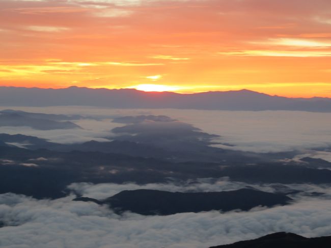 八方尾根登山コース、右手に白馬岳、杓子岳、白馬鑓ヶ岳左手に五竜岳、鹿島槍ヶ岳の山岳大パノラマを見ながらの尾根歩き。<br /><br />2016年秋、9月、10月となかなか天気の良い日がない中、この日と言えるところを選び出発。前日、道の駅に車中泊し、朝一番のリフトに乗って唐松岳を目指しました。<br />唐松岳には2015年9月にも向かいましたが、途中八方池あたりで天候も崩れそうなので断念、今年こそはと再チャレンジ。<br /><br />唐松岳は八方尾根から日帰り登山もできる山ですが、頂上の山荘でゆっくり山の景色を楽しんだり夕焼けや日の出が見たいので唐松岳頂上山荘泊としました。<br />前日の八方池からの登山ルートは天候に恵まれ快適な登山が出来ました。<br />頂上は霧に包まれてしまっていたので翌日再度登ることとしました。<br /><br />