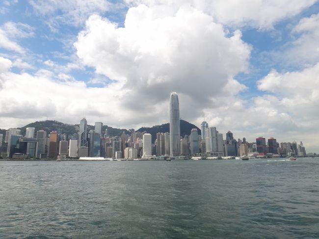 国慶節2日目。<br />朝一で羅湖口岸から香港へ入境した。<br /><br />今回は2年ぶりの香港。聞こえてくるのは広東語、車は左側通行、そして重慶マンション前にはインド人。<br />やはりここは香港だ。<br /><br />信号機の「コッ、コッ、コッ」というエド・はるみみたいな音が聞こえてきたとき、改めて自分が香港に来たことを実感した。<br /><br />香港1日目は九龍半島を中心に街歩き。<br />当初の読み通り、国慶節でありながら香港の街はそれほど混んではいなかった。<br /><br />