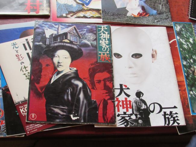 1976年に公開された日本映画 犬神家の一族】は、『金田一耕助シリーズ』記念すべき一作目です。<br />これがまたとんでもない大傑作なのです。<br /><br />トンボ君は愛蔵版DVDを所持している程の大ファンです。<br /><br />このたび念願かなって日本映画史に残る名作「犬神家の一族」を巡る旅に出かける事が出来ました。