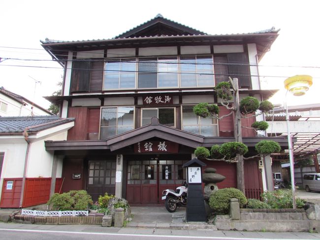 トンボ君が愛してやまない昭和の名作 「犬神家の一族」 をテーマに巡る山梨県と長野県の旅です。<br /><br />静岡県西部を出発してから横溝正史記念館を訪問した<br />「金田一さん、事件です! ~山梨市・横溝正史記念館」<br />は、こちらです。<br />http://4travel.jp/travelogue/11179726<br /><br />そんなに広くない横溝正史館は30分もあれば見学できます。<br />10時の開館とともに入館し、正味25分の見学を済ませたら10時27分にはフルーツパークで眼下に広がる甲府盆地の景色を眺めていました。<br /><br />「この後どうする?」<br /><br />おおまかな予定は立ててありましたが、こまかい予定は現地に着いてからの成り行きで動くことにしていましたので、たつぷりと時間がありました。<br /><br />「宿には午後3時(15時)にチェックインすることになっているけれど、今から行っても早すぎるから昇仙峡でも散歩しようか?」<br /><br />まだ紅葉には早い昇仙峡を訪れることにしました。<br /><br /><br />---------犬神家の一族 名文句メモ--------<br /><br /><br />さすがは松子お姉さま、時間ピッタリですわねぇ。
