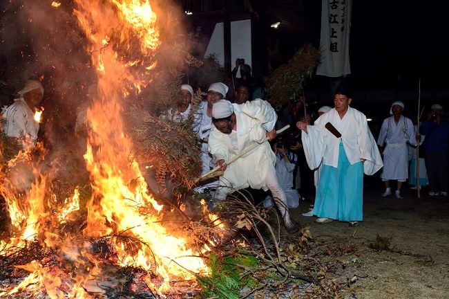  　起源や由来が不明とされる伝統の火祭「岩倉社ケベス祭」（国選択無形民俗文化財）が、10月14日に国東市国見町櫛来の岩倉八幡社で行われました。<br />　白装束に木彫りの面を着けたケベスと火を守るトウバが格闘を繰り広げ、飛び散る火の粉をかぶると無病息災がかなうとされる伝統行事です。