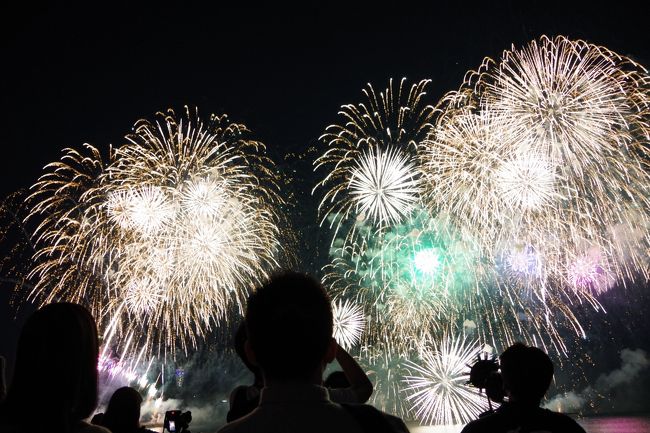 2016年10月15日。神奈川県藤沢市の片瀬海岸で行われた「ふじさわ江の島花火大会」に行って来ました。<br />当日は、2時間前に会場に行きましたが、既に江の島大橋周辺の海岸は人で埋め尽くされ、留まるスペースはありません。<br />以前来た時は、江の島大橋から撮影したので、今回は新江ノ島水族館周辺を狙って来ました。<br />しかし、なかなか厳しい状況で、腰を下ろせる場所を探す人の列は、鵠沼海岸方面へと流れて行きます。<br />ようやくなんとかスペースを見つけて腰を落ち着かせませした。<br />実行委員会の会長と、藤沢市長の開会宣言を聞き、午後6時ちょうどに花火大会が始まりました。<br />花火は5つのシーンに分かれていて、真ん中と最後に2尺玉が上がります。<br />以前、江の島大橋から見ているにも拘らず、花火に対する期待はそれほど大きくはなかったのですが・・・<br />まさか、花火の斜め打ちなんてものを見るとは、思ってもみませんでした。橋からでは見えなかったんです。<br />時季外れの花火でも、これだけの人を集める江の島花火大会。短めの45分ですが、見る甲斐は、バッチリあります。<br />但し、帰りはものすごい混雑で、小田急の片瀬江ノ島駅まで1時間半から2時間は掛かることを覚悟してください。<br />