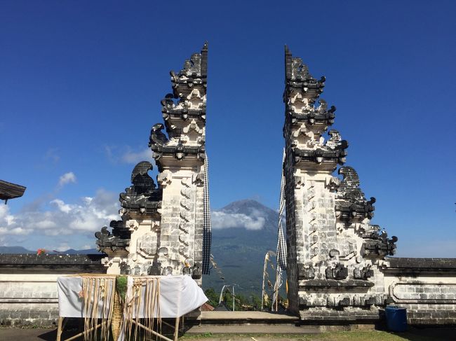 ずっと行ってみたかったランプヤン寺院。<br />本当はガルンガン当日に行きたかったけど、ガイドさんにとっても大切な日。同行できるガイドさんがみつからず。それでもガルンガンの2日後に行くことができた。<br /><br />そしてもうひとつ、行くなら絶対にガルンガンの時期と決めていたパンリプラン村。<br />伝統的な家屋とペンジョールが立ち並ぶ美しい村。<br /><br />移動時間が多く、1日がかりの観光だったけど、お天気にも恵まれ、最高の体験をすることができた！