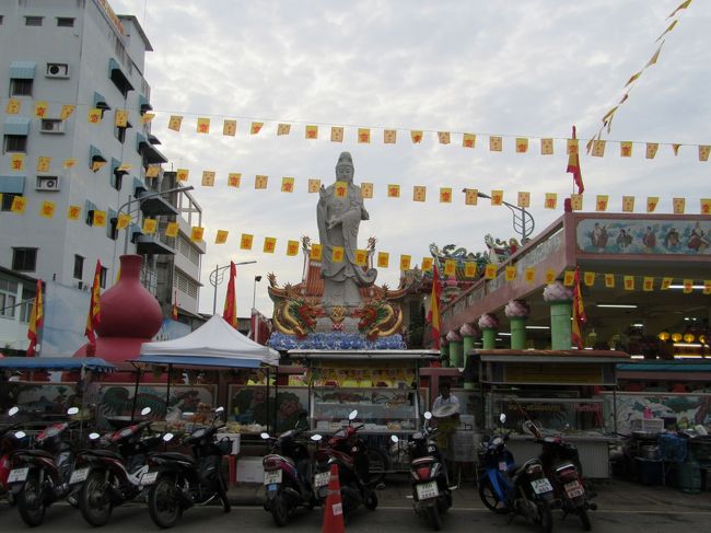 今回，初めてギンジェー（齋食祭）の期間中にタイに滞在していました。これは【その１】ウボンラチャタニー篇，【その２】バンコク篇からの続きです。<br /><br />スラータニーでは齋食生活を堪能しました！