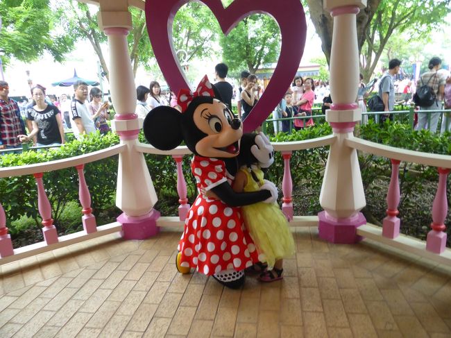 絶対暑い真夏の香港。でも8月はどこに行ってもどうせ暑いため、今年友達が引っ越して行ったこともあり、友達に会いがてら香港に行くことに。でも香港で行きたいところは大体訪問済みのため、前から気になっていた深センをメインにして、香港はちょこっとだけにしました。<br /><br />*********************************************************************<br /><br />香港で丸々一日フリー、さてどこに行こうと考えた時に、行きたいところは大体行ったし、また行きたいと言えばマカオ?オーシャンパーク??どこへ行っても暑いし、屋内で一日過ごせる場所も無いし、プリンセスブーム真っ只中の娘のためにディズニーランドへ行ってしまおう!<br /><br />入場料高いし、もうちょっと大きくなってから一度行けば行けばいいかと思ってましたが、娘が入場料かからないうちに行くのもアリかな~と。この前シーに行ったけどなかなか楽しんでいたし。