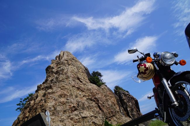 2016年9月，バイクで室戸岬に行ってきました！<br /><br />淡路島から四国へ。さっそく何やら不思議な建物に出会いながら，バイクは南へ走ってゆきます。高知県の室戸岬に着くと，独特の岩の中から，太古のロマンを感じることができました。