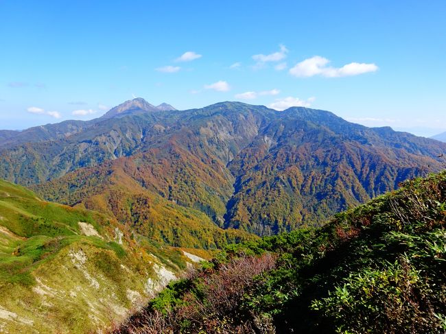 9月上旬に剱岳に登って以降、天気の悪い週末が続き運動不足に陥っていましたが、久しぶりに土曜日の天気が良さそうだったので、新潟県糸魚川市と長野県小谷村の境にある「雨飾山」（標高1963m）に日帰りで登ってきました。<br />日本百名山の一つに選定されていますが、標高2000m程度の手頃な山を探していて今回初めて知った山です。<br /><br />＜行程＞<br />→富山駅5:15（バス）<br />富山6:23-7:12泊7:15-7:43糸魚川（鉄道）<br />糸魚川駅8:20-8:50山寺上入口（バス）<br />山寺上入口バス停8:52-10:08雨飾山荘-12:02雨飾山12:33-14:23登山口14:27-14:52鎌池15:37-16:26雨飾荘16:30-16:36雨飾高原バス停（徒歩）<br />雨飾高原17:03-17:39南小谷駅（バス）<br />南小谷17:55-18:51信濃大町19:02-19:53松本20:31→（鉄道）