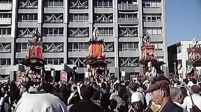 川越祭りに行きました。晴天で最高でした！５０万人の人出で、山車は２０台全てが豪華絢爛華麗でした。