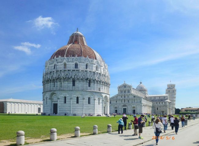 ピサの斜塔で有名な、ピサのドゥオモ広場（Piazza del Duomo）に行ってきました。この広場は1987年にユネスコ世界文化遺産に登録され、これには鐘楼（Campanile）である斜塔（Torre）の他に大聖堂（Cattedrale）、洗礼堂（Battistero）、墓所回廊（Camposanto）が含まれます。建設時期は11～14世紀です。ガリレオ・ガリレイ（Galileo Galilei）が落下の法則を発見したと言われていた（実は間違い）斜塔をこの見ることは、私の十代の頃からの夢でした。なお、大聖堂内部の撮影はフラッシュ禁止でしたので、写真は不鮮明です。ご容赦ください。<br /><br />なるべく多くの皆さんのお役に立つよう、ピサのドゥオモ広場に関連する情報を最後の付録に纏めました。興味と時間がある方はご覧ください。<br />