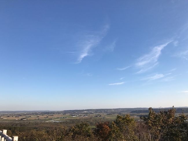 先日まで、SFC修行を行っていたので旅行をしたようでしていなかった北海道です。<br />そんな中、偶然にゲットできた３連休を使って母の提案もあり急遽家族旅行に出かけて来ました。<br />秋の北海道を楽しんで来ました。先日の台風被害の爪痕がまだまだ残っていましたが観光地は問題ありませんでした。<br />３回に分けて旅行記書いていきます。