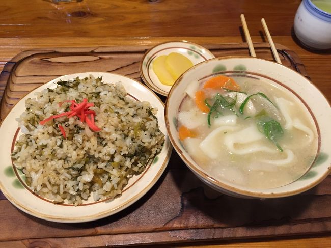 小さな店に立ち寄り、名物高菜めしとだんご汁のセット。<br />素朴な味でした・・・。