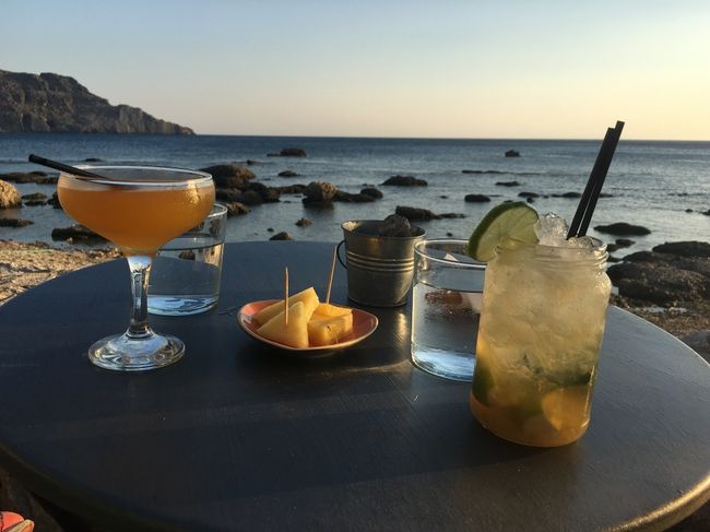 今回は数回レストランを利用しました。　クレタ島のレストランはクレタ料理とギリシャ料理と両方楽しめるので良いです。町の外れにあるバーはオープンエアーで海岸に面しているので景色を楽しみながらほろ酔い気分になれます。　