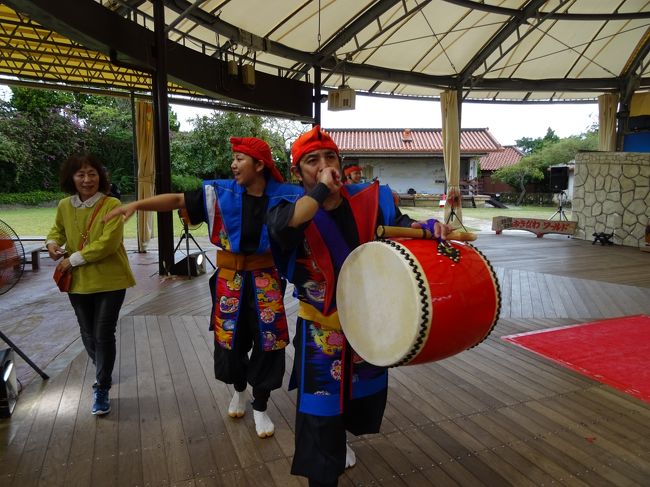 沖縄旅行2日目は<br />琉球村での超迫力のスーパーエイサーを見て感動いたしました。<br />沖縄旅行最高！！<br />エイサー最高！！！<br /><br />本当に来てよかった～って思いました。