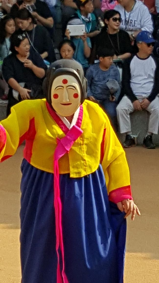 2016.10.14から16の2泊3日の釜山旅行。一日使える2日目で世界遺産の安東に行ってみました。<br /><br />ソウルから行っても、釜山から行っても同じくらい交通が不便だと思います。なので、今回が初めての安東訪問です。<br /><br />やっぱり遠かったです…。<br /><br />==安東河回村（アンドンハフェマウル）==<br /><br />ソウルから約３時間、プサンからは２時間半。安東市豊川面に位置する河回村は、洛東江（ナクトンガン）が緩やかにS字を描く地形の一画に集落を作っています。高麗時代の終わりごろ官職についた、柳従恵（リュジョンエ）がこの地に開基して以来、大儒学者として知られる柳雲竜（リュウンヨン）や、文禄・慶長の役のとき領議政（時の総理大臣）だった柳成竜（リュソンヨン）を筆頭に、多くの偉人を輩出してきたため、朝鮮半島南部を代表する両班の村として位置づけられました。また、現代に入っても国会議員や豊山金属（武器や貨幣を作ってきた会社）の創始者、変わったところでは、韓流スターのひとりとして活躍する、リュシウォンを輩出しています。 <br /><br />他にも、両班文化と庶民文化が調和をもって保っているこの村では、両班と庶民との関係をコミカルで風刺的に表現した、仮面劇（河回ビョルシングッタルノリ）が伝承され、国の重要無形文化財に指定されています。また、養真堂（宝物306号）や忠孝堂（宝物414号）などの歴史的建造物を筆頭に、築何百年という建物が村のそこここに点在しています。1999年、エリザベス女王の訪問を機に、観光地としての整備が進み、今では、年間約８０万人の観光客が訪れるようになりました。ペ・ヨンジュンの初主演映画『スキャンダル』の撮影地にも使われた、玉淵精舎があることでも知られています。 (出典：プサンナビ)<br />