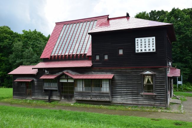 北海道開拓の村は野幌森林公園内にあり、明治から昭和初期にかけて建築された北海道各地の建造物を広大な敷地に移築復元・再現した野外博物館です。<br /><br />「開拓の村」旅行記は2部に分けています。この旅行記は市街地群（工場、商店、学校、住宅、役所）と漁村群（江戸期以来、北海道の基幹産業だったニシン漁の漁家）の建物を紹介します。<br />時々やって来る馬車鉄道を見ていると、明治時代にタイムスリップしてしまいます。<br /><br />表紙の写真は、屋根を傾斜ガラス張りにして自然光を写場に採り入れた大正末期に建てられた写真館です。<br />