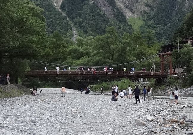 今年の夏の家族旅行は、飛騨高山と上高地。<br />実はこのとき、長男が足をケガしており、自宅から車で行けるところということで、ここになりました。<br />いずれも個人的に一度は行ってみたかったところです。家族にもおおむね好評でした。<br /><br />－－－<br />２日目は宿泊していた高山を出発、乗鞍岳に行き、<br />そのあと一度は行ってみたかった、上高地に向かいました。