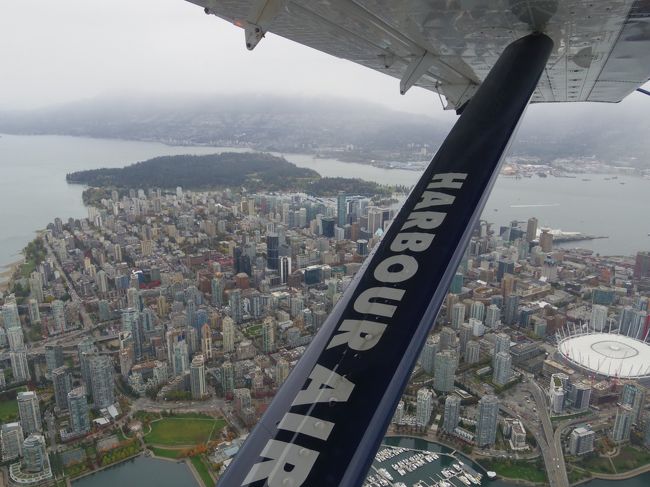 飛行機が大好き！！　バンクーバーで水上飛行機の遊覧飛行があることがわかって、すぐ申し込みました♪<br />遊覧飛行ができるとわかったのは、ビクトリアへの現地ツアーを検討している過程で帰路は水上飛行機と言うプランがあったからです。結局ビクトリアはあきらめたのですが、水上飛行機は乗りたい。SEA PLANE　Vancouver　で検索して、HARBOUR AIR　SEAPLANESと言う会社で遊覧飛行やっているのを見つけました。<br />毎日あるわけではないけれど、ちょうど金・土はフライトがあり、どちらも１１：００発。<br />金曜日に予約入れました♪<br /><br />遊覧飛行歴は、伊豆とＮＹでヘリコプター、白浜でセスナと３回ありますが、今度は水上飛行機なので、また違う体験ができました。<br />　<br />写真はバンクーバーの中心地。上方に緑に見える所はスタンレー公園です。