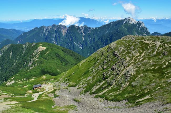 オッサンネコです。<br /><br />土曜日に空きが出来たので、久しぶりに登山に出掛ける事にしました。<br />日帰りでお気軽に3,000m級の高度が味わえる山…　こりゃ仙丈ケ岳でしょ。<br /><br />仙丈ケ岳は南アルプス（赤石山脈）の北限に位置する標高3,033米の山で、<br />深田久弥氏は日本百名山の中で仙丈ケ岳を軽薄や遅鈍のない美しさと述べています。<br />軽薄や遅鈍のない美しさ…　はっきり言ってわけわからんのですが、<br />その穏やかで滑らかな山容と山頂直下に華麗な円弧を描く３つのカール地形、<br />これを見た時に美しさの最たる理由が漸く分かった気がしました。<br /><br />数年前に登頂した時は濃霧によりその美しさを感じる事が出来なかったのですが、<br />今回は珍しく晴天に恵まれ、仙丈ケ岳の威容を心行くまで楽しんできました。<br /><br />その時の記録です。