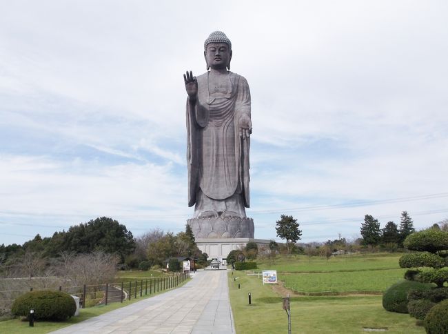 牛久大仏を見に行ってきました。全長が120ｍということで非常にでかいく東京大観音よりもでかいです。<br />大仏の胎内には、前回に入ってますので今回は入場しませんでした。<br />敷地内の入場だけで500円でした。無料駐車場がありました。