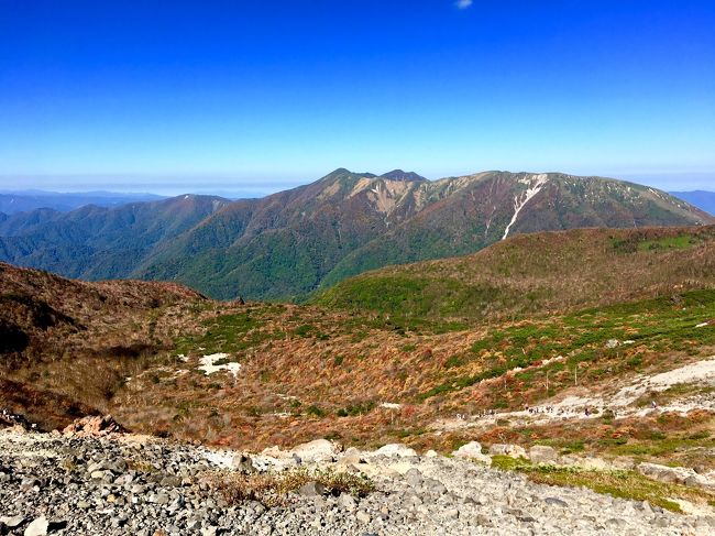 秋の那須岳登山<br />峠の茶屋駐車場満車の為、朝5時に大丸駐車場から登山開始<br />峰の茶屋-朝日岳山頂--姥ヶ平-牛ヶ首-ロープウェイ駅-茶臼岳山頂-お鉢巡り-峰の茶屋-大丸駐車場～8時間半<br />表紙の写真は、 牛ヶ首横から姥ヶ平の紅葉を見下ろしたもの<br />