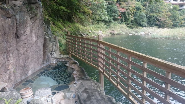 岡山県鏡野町奥津にある、秘境秘湯温泉【般若寺】温泉に行ってきました。<br />貸し切りの内風呂露天風呂で完全予約制。<br />源泉掛け流しの最高のお湯です。<br /><br />お風呂に入ったあとは、この地域特産の蕎麦か道の駅奥津のバイキングを。<br />今回はバイキングを食べました。<br /><br />そして、米焚き用の水を汲みに岩井滝へ。滝で水を汲んでいると震度５強の地震に遭遇。<br />ものすごい地鳴りのあと、山の木々がユッサユッサ。<br /><br />思わず岩を手で押さえてしまいました。<br />帰路は高速道路が一部通行止めになり、かなり遠回りして帰宅しました。