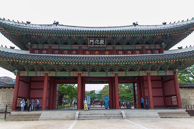 2016年9月24日(土)から10月2日(日)にかけて訪れた韓国旅行5日目、9月28日(水)午後<br /><br />午前中北村韓屋村を二回も回り、一旦宿に戻った後、午後からは宿から近い、世界遺産「昌徳宮」へ<br /><br />□ 2016年9月24日(土) 韓国旅行記2016①(博多から釜山編)<br /> http://4travel.jp/travelogue/11176982<br /><br />□ 2016年9月25日(日) 韓国旅行記2016②(シティツアーバス編)<br /> http://4travel.jp/travelogue/11177310<br /><br />□ 2016年9月26日(月) 韓国旅行記2016③(釜山からソウル移動編)<br /> http://4travel.jp/travelogue/11178054<br /><br />□ 2016年9月27日(火) 韓国旅行記2016④(板門店編)<br /> http://4travel.jp/travelogue/11179061<br /><br />□ 2016年9月28日(水) 韓国旅行記2016⑤(北村韓屋編)<br /> http://4travel.jp/travelogue/11181474<br /><br />■ 2016年9月28日(水) 韓国旅行記2016⑥(昌徳宮編)<br /> http://4travel.jp/travelogue/11181592<br /><br />□ 2016年9月29日(木) 韓国旅行記2016⑦(慶州仏国寺編)<br /> http://4travel.jp/travelogue/11183499<br /><br />□ 2016年9月29日(木) 韓国旅行記2016⑧(慶州石窟庵編)<br /> http://4travel.jp/travelogue/11183703<br /><br />□ 2016年9月30日(金) 韓国旅行記2016⑨(慶州古墳編)<br /> http://4travel.jp/travelogue/11184893<br /><br />□ 2016年9月30日(金) 韓国旅行記2016⑩(慶州から釜山移動編)<br /> http://4travel.jp/travelogue/11187454<br /><br />□ 2016年10月1日(土) 韓国旅行記2016⑪(甘川洞文化村編)<br /> http://4travel.jp/travelogue/11190082<br /><br />□ 2016年10月1日(土) 韓国旅行記2016⑫(釜山から博多編)<br /> http://4travel.jp/travelogue/11190127