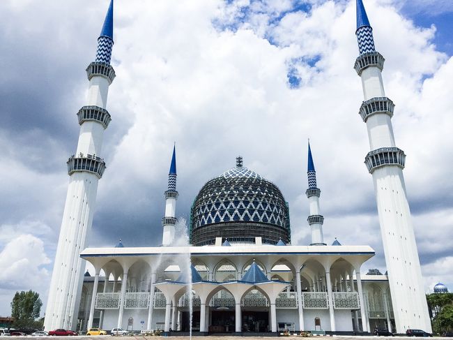 3連休を利用して、クアラルンプールでモスクを堪能してきました。<br />イスラム芸術に興味があるのです。<br />もちろん、イスラム芸術美術館も目的の一つです！<br /><br />3日目はブルーモスク(スルタン・サラフディン・アブドゥル・アジズ・シャー・モスク)と国立モスクに行ってきました。<br /><br />1日目→ http://i.4travel.jp/travelogue/show/11177077<br />2日目(プトラモスクとイスラム芸術美術館)→http://i.4travel.jp/travelogue/show/11177901