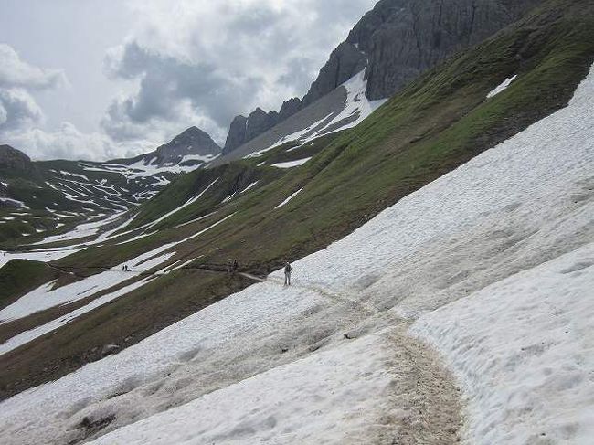 レッヒ（Lech)はチロル州ではなくフォアアールベルク州（Vorarlberg)<br />ですが表題はチロルでハイキングとして一括で旅行記を書きます。<br /><br />レッヒでの第２日目はいよいよハイキングの開始です。<br />天候が良好だったので、まずは、一番行きたかった、シュッツト<br />ガルターヒュッテ（Stuttgarter Hutte)へ挑戦。<br /><br />素晴らしい景観と歩きがえのあるコースでしたが、残雪が多く<br />残っており悪戦苦闘！！<br /><br />目的地のシュッツトガルターヒュッテへは苦労したぶん満足感に<br />溢れての到着となりました。<br />