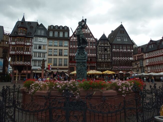 「オランダに行ってみたい」というのが今回の旅のきっかけ。<br />9月のシルバーウィークを計画していましたが、色々調べているうちにベルギーで2年に一度8月に開催されるフラワーカーペットがちょうどこの年。<br />日本ではお盆真っ只中なので、ツアー代金が高額になるかと心配でしたが、意外にもシルバーウィークよりもお得なツアーを見つけたので予定変更。<br /><br />ファイブ・スター・クラブの「ライン川に沿った多彩な町々を訪問 ライン川クルーズ&欧州4国周遊★ドイツ・ルクセンブルク・オランダ・ベルギー」<br />航空券とホテル、ベネルクス3ヶ国とドイツの鉄道が乗り放題となる「ユーレイルベネルクス-ジャーマンパス5日間」が付いているツアーです。<br />元々はブルージュへの立ち寄りはなく9日間のツアーでしたが、どうしてもブルージュに行きたかったので、10日間に延泊してブルージュのホテルを追加で手配してもらいました。<br /><br />【スケジュール】<br />2014/8/8<br /> 夕方:チャイナ・エアラインで成田から台湾「台北」経由ドイツ「フランクフルト」へ<br />2014/8/9<br /> 早朝:ドイツ「フランクフルト」到着<br /> 午後:ドイツ「リューデスハイム」へ<br />2014/8/10<br /> 午前:ドイツ「ケルン」へ<br />2014/8/11<br /> 午前:ルクセンブルク「ルクセンブルク」へ<br />2014/8/12<br /> 午前:ベルギー「ブルージュ」へ<br />2014/8/13<br /> 午後:ベルギー「アントワープ」へ<br /> 夜:ベルギー「ブリュッセル」へ<br />2014/8/14<br /> 終日:ベルギー「ブリュッセル」観光<br />2014/8/15<br /> 午前:オランダ「アムステルダム」へ<br />2014/8/16-17<br /> 午後:チャイナ・エアラインでオランダ「アムステルダム」から<br /> タイ「バンコク」と台湾「台北」経由で成田へ帰国<br /><br />【旅費】<br />約193,000円