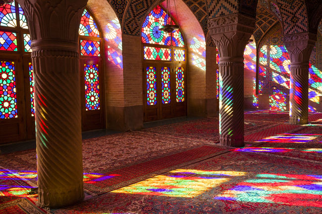 今回の旅はイラン。<br />やっぱり怖いイメージはあったけど、旅好きの友人にオススメされて行ってみました。<br /><br />テヘラン、イスファハン、シラーズのメインどころをタイ人の友達と巡る男2人旅。<br />途中、現地で知り合ったイラン人の友達も一緒に、最高の思い出ができました。