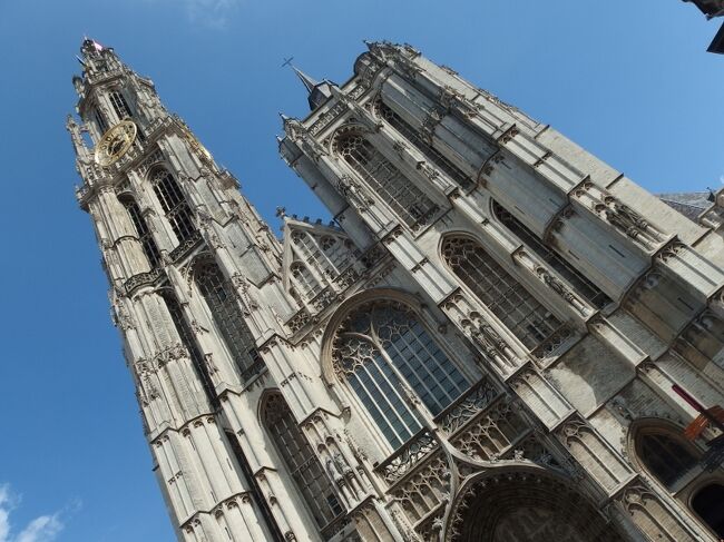 「オランダに行ってみたい」というのが今回の旅のきっかけ。<br />9月のシルバーウィークを計画していましたが、色々調べているうちにベルギーで2年に一度8月に開催されるフラワーカーペットがちょうどこの年。<br />日本ではお盆真っ只中なので、ツアー代金が高額になるかと心配でしたが、意外にもシルバーウィークよりもお得なツアーを見つけたので予定変更。<br /><br />ファイブ・スター・クラブの「ライン川に沿った多彩な町々を訪問 ライン川クルーズ&欧州4国周遊★ドイツ・ルクセンブルク・オランダ・ベルギー」<br />航空券とホテル、ベネルクス3ヶ国とドイツの鉄道が乗り放題となる「ユーレイルベネルクス-ジャーマンパス5日間」が付いているツアーです。<br />元々はブルージュへの立ち寄りはなく9日間のツアーでしたが、どうしてもブルージュに行きたかったので、10日間に延泊してブルージュのホテルを追加で手配してもらいました。<br /><br />【スケジュール】<br />2014/8/8<br /> 夕方:チャイナ・エアラインで成田から台湾「台北」経由ドイツ「フランクフルト」へ<br />2014/8/9<br /> 早朝:ドイツ「フランクフルト」到着<br /> 午後:ドイツ「リューデスハイム」へ<br />2014/8/10<br /> 午前:ドイツ「ケルン」へ<br />2014/8/11<br /> 午前:ルクセンブルク「ルクセンブルク」へ<br />2014/8/12<br /> 午前:ベルギー「ブルージュ」へ<br />2014/8/13<br /> 午後:ベルギー「アントワープ」へ<br /> 夜:ベルギー「ブリュッセル」へ<br />2014/8/14<br /> 終日:ベルギー「ブリュッセル」観光<br />2014/8/15<br /> 午前:オランダ「アムステルダム」へ<br />2014/8/16-17<br /> 午後:チャイナ・エアラインでオランダ「アムステルダム」から<br /> タイ「バンコク」と台湾「台北」経由で成田へ帰国<br /><br />【旅費】<br />約193,000円