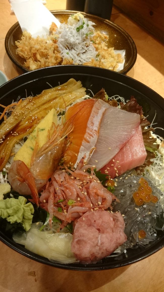 ベタだけど、るるぶでみた海鮮丼がどーーーしても食べたくて……<br /><br />行って来ました!とびっちょ。<br />11時着で60待ちとの事。<br /><br />が!!!!<br />実際待ったのは120分!!!!(T^T)<br /><br />行く予定ある人~!<br />予約できるらしいので要予約っす!!<br /><br />海鮮丼1750円+かきあげ1100円を注文。<br />おなかいーーーーっぱい★<br /><br />大満足でした~🎵<br /><br />予約できるならまたいきたいなー。<br />
