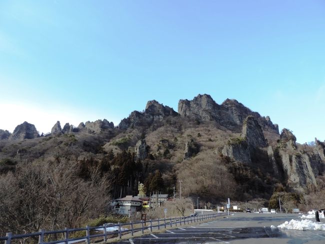 群馬県の上毛三山を訪れました。上毛三山は、県民に親しまれている「赤城山」「榛名山」「妙義山」を指します。古くから山岳信仰の対象とされ、現在もそれぞれ個性を持つ自然あふれる名勝です。<br />★2014年9月に赤城山へ。<br />★2016年2月に榛名山と妙義山へ。<br /><br />[いただいた郷土料理/ご当地グルメ]<br />◎おっきりこみ