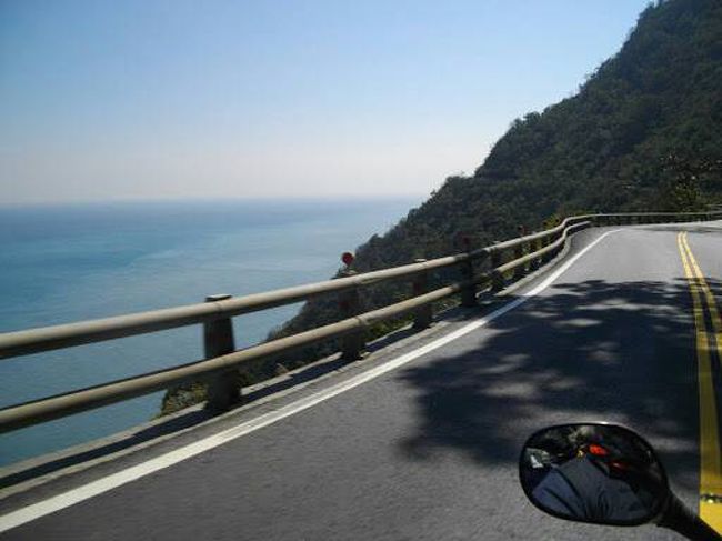 台湾暦民國１０５年（２０１６年）旧正月我々はふと、バイクで台湾一周を思いつき決行！！<br />台湾人は台湾一周のことを、【環島（ファンダオ）】と呼ぶ。現地人も驚き、呆れる強行バイク旅の記録です。<br />ルートは東周り。<br />１日目：台北→台東・関山。２日目：台東・関山→墾丁。３日目：墾丁→墾丁（最南端）経由→台中。４日目：台中→台北。<br />弾丸行き当たり環島スタート！！