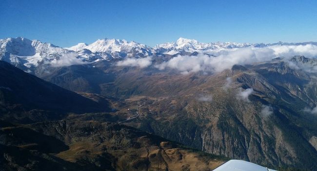 アルプス遊覧飛行のPART２です。アレッチ氷河上空を飛んだ後、ローヌ谷からツェルマット上空へ向かいます。中央左がミシャベル連峰、中央右がヴァイスホルンです。