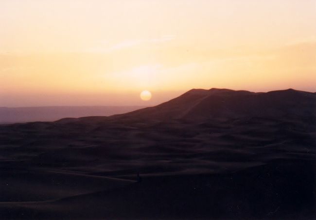 最近、どこにも行けてないので、昔の写真をひっくり返して、眺めている。<br /><br />2000年のモロッコへの旅<br /><br />朝早く、ジープで砂漠へ向かい、ラクダに乗って、朝日が昇るのを待つ。<br /><br />そんな旅でした。<br />