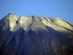 ０１．初冠雪した富士山　平成２８年１０月２６日　観測開始後最も遅かった昭和３１年に並び、もっとも遅い初冠雪